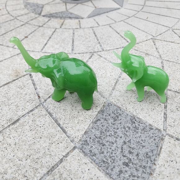 Vintage Green Polished Glass Elephant & Bear Figurine Bundle Lot - Picture 10 of 11